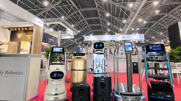 KEENON Robotics和Truly Robotics在2024年新加坡亚洲食品与酒店展览会上展示了新的清洁产品，开创了智能服务的先河