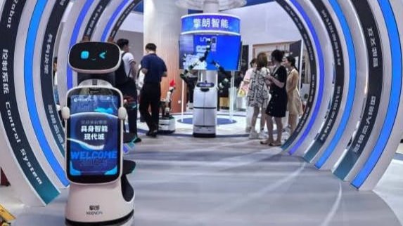 KEENON Robotics在2024年世界机器人大会上展示了融合智能的创新智能服务解决方案